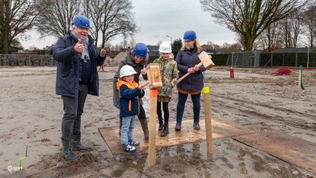 Eerste Palen Nieuwbouw Antoniusschool Symbolisch De Grond In - Oozo.nl