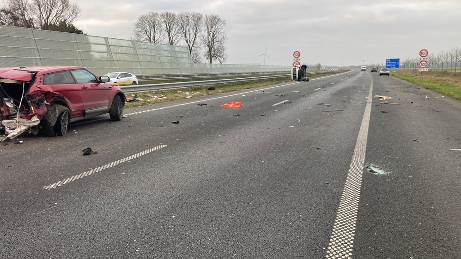 Veel ravage op de A4 tussen Steenbergen en Tholen.