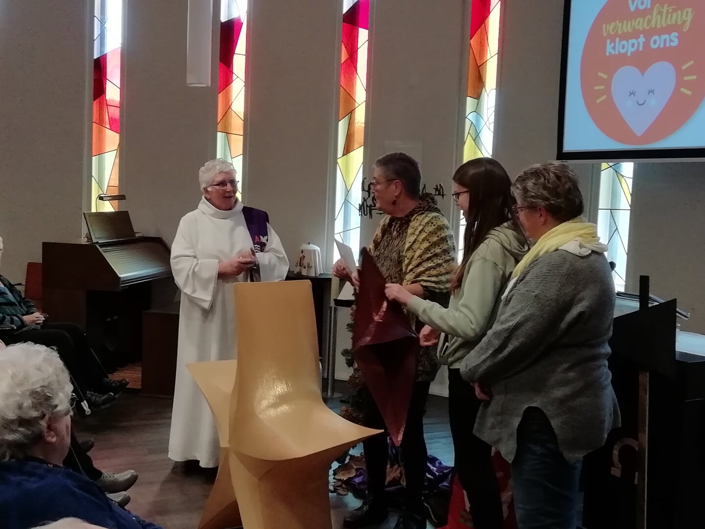 Overhandiging van de cheque aan Gemma (pastor) door Hetty, Vivian en Esther van HartVerwarmend Actief