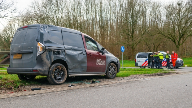 Man Gearresteerd Na Botsing Tussen Personenauto En Bestelbus In ...