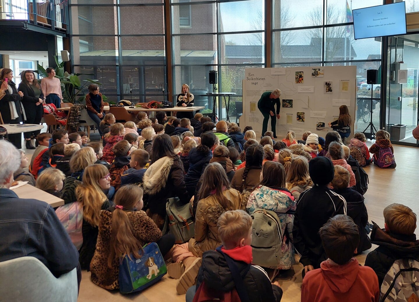 Wethouder Yvonne Maas en kinderburgemeester Noor openen de expositie in Cleijenborch in Colijnsplaat onder het toeziend oog van de leerlingen van Het Stelleplankier.