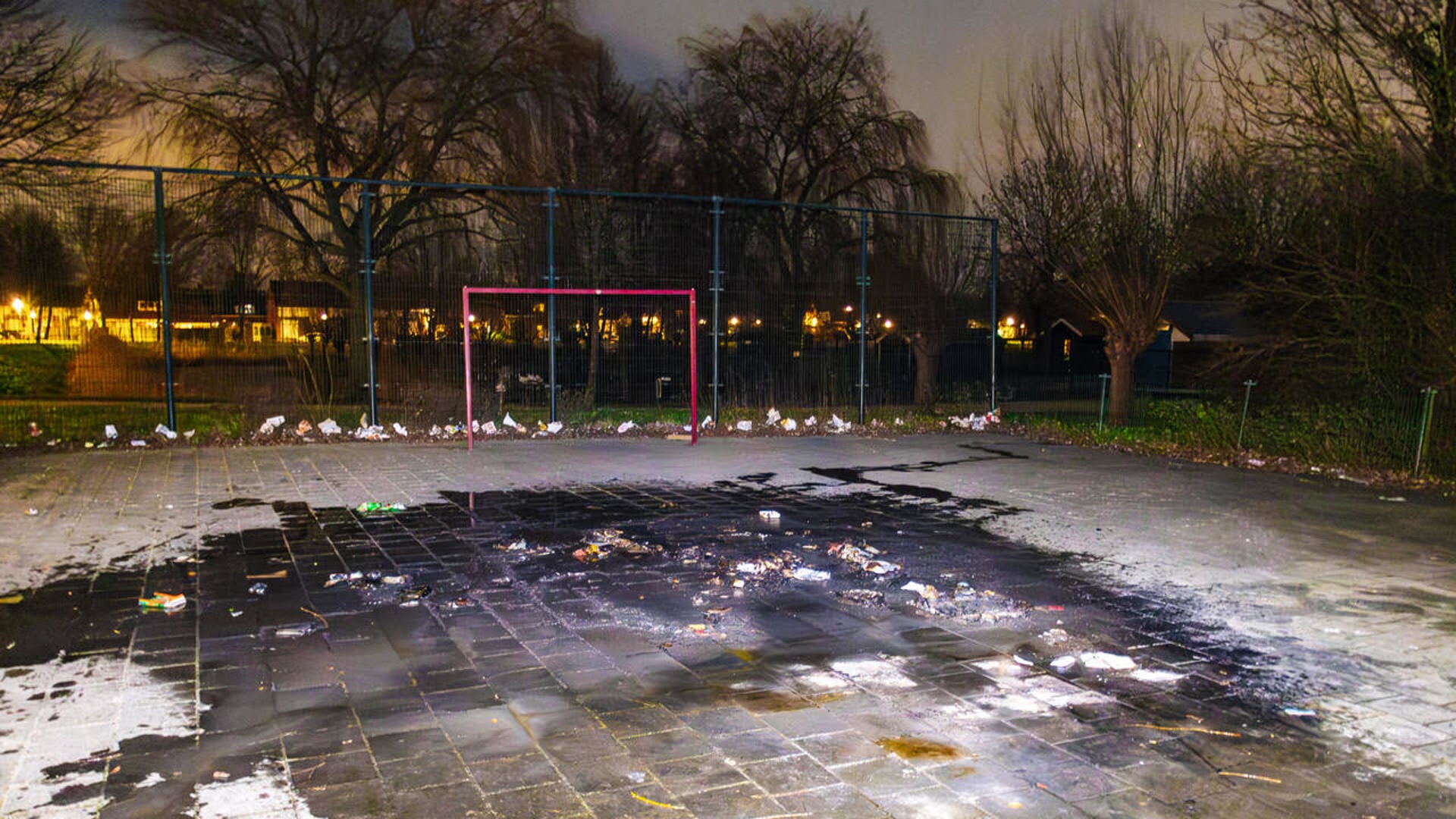 Vuurwerkbom Zorgt Voor Brand En Veel Rommel Aan De Singel In Arnemuiden ...