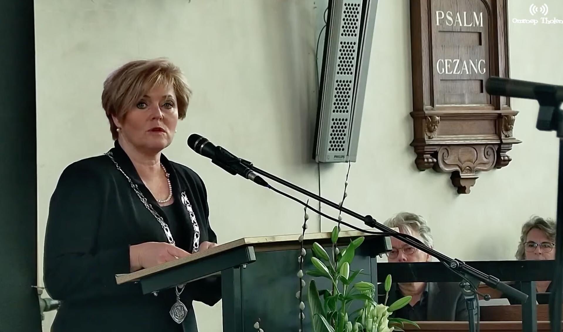 Burgemeester Marleen Sijbers geeft een toespraak tijdens de herdenkingsbijeenkomst in de Hervormde Kerk van Stavenisse