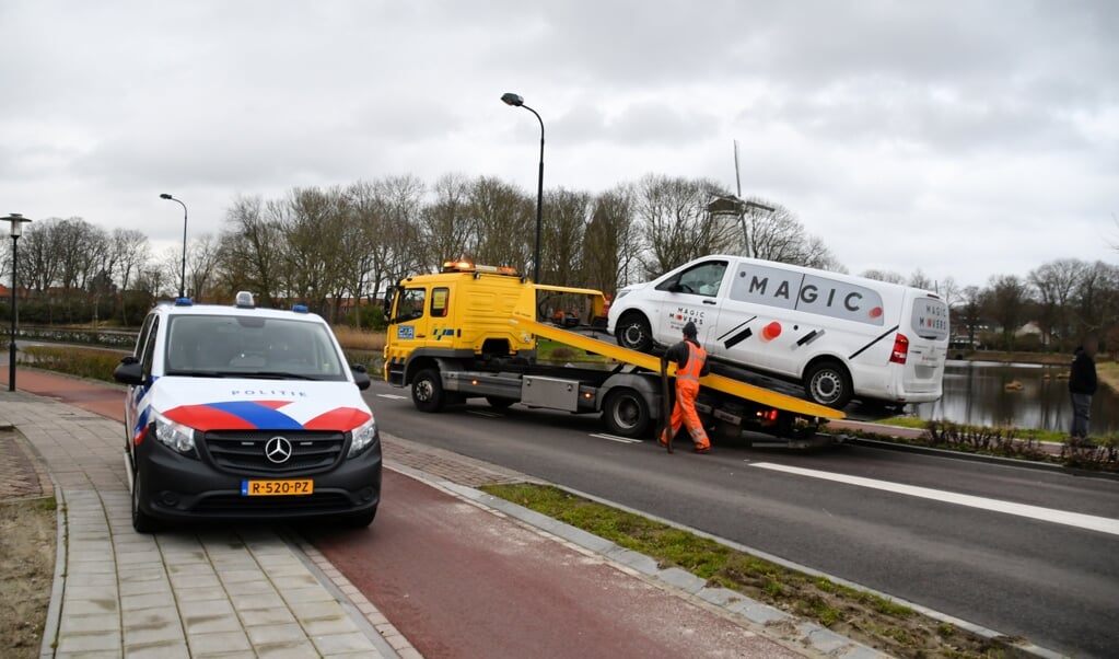 Bestelbus Botst Tegen Lantaarnpaal; Veel Schade - Al Het Nieuws Uit Tholen