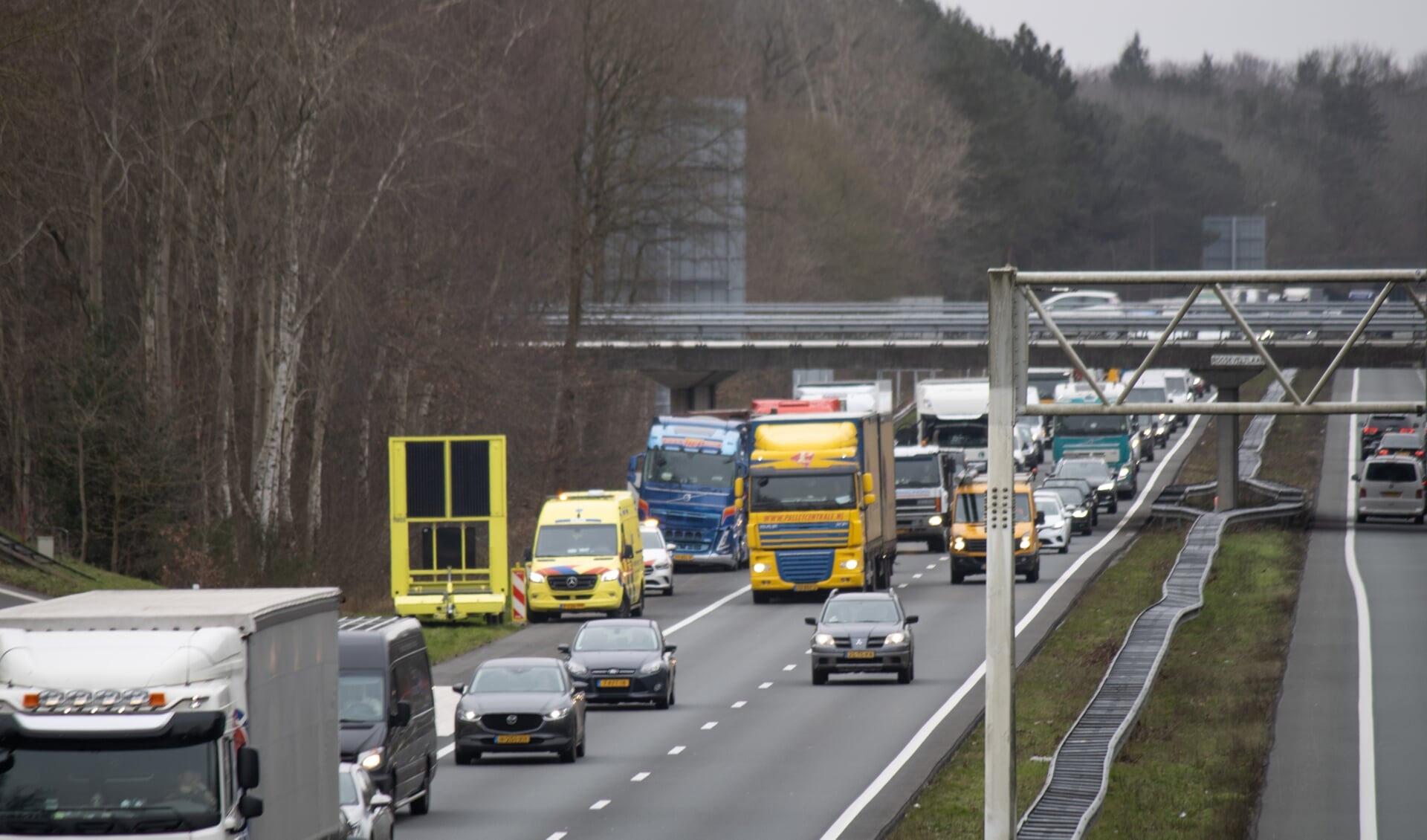 Ongeval Met Vrachtwagen Zorgt Voor Een Forse File Op De A4 Bij Bergen ...