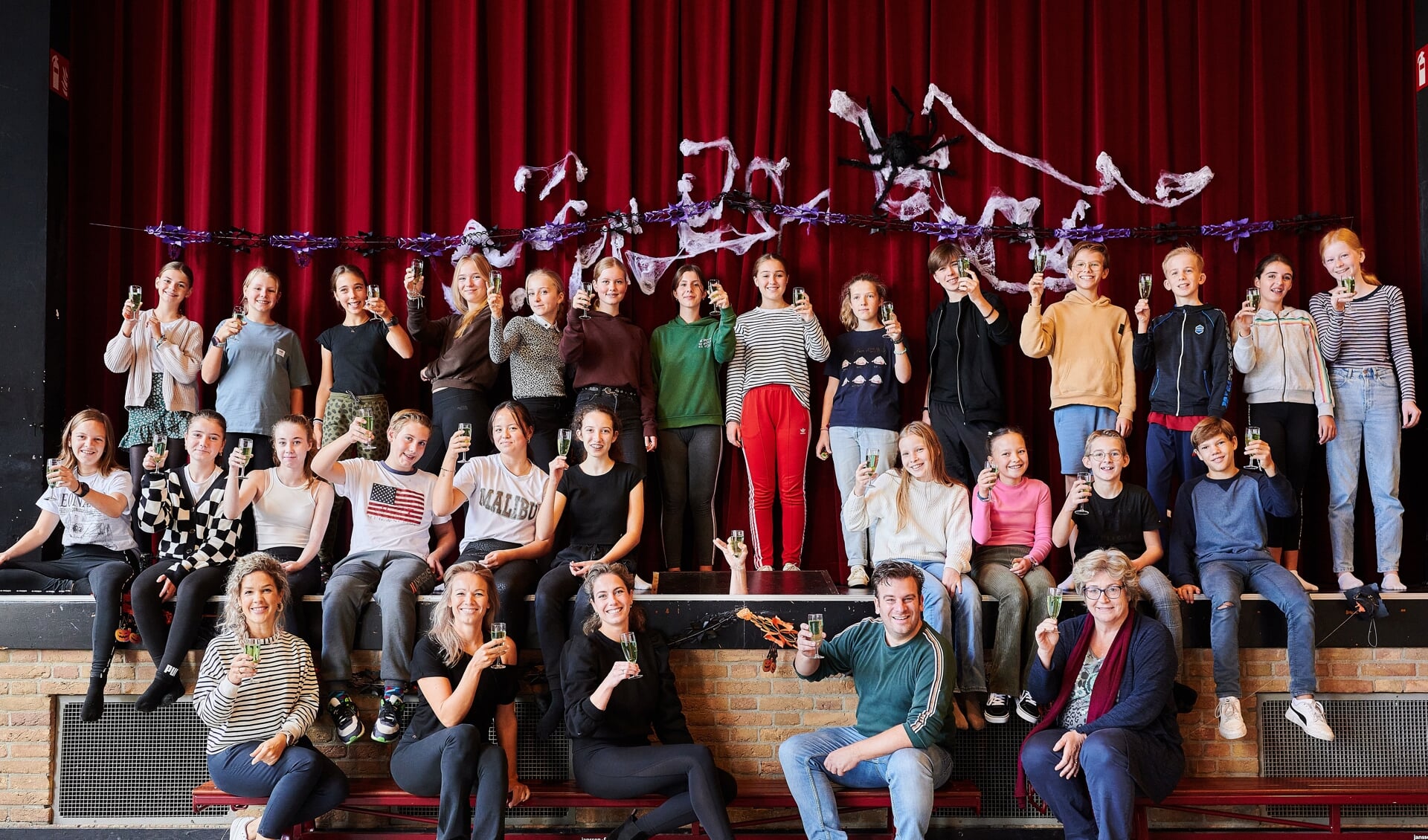 De cast van Young BOV en het artistieke team bij de start in oktober 2022