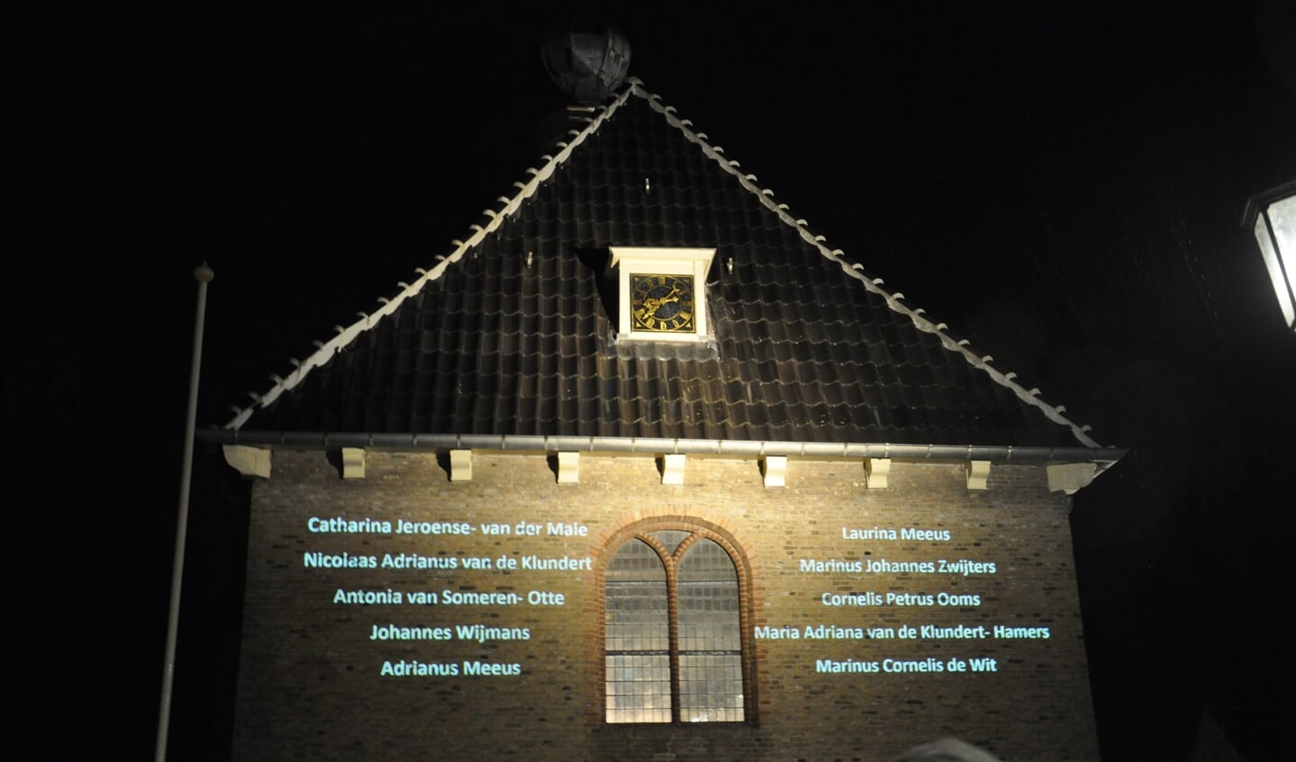 Namen van slachtoffers op de Nederlands Hervormde kerk