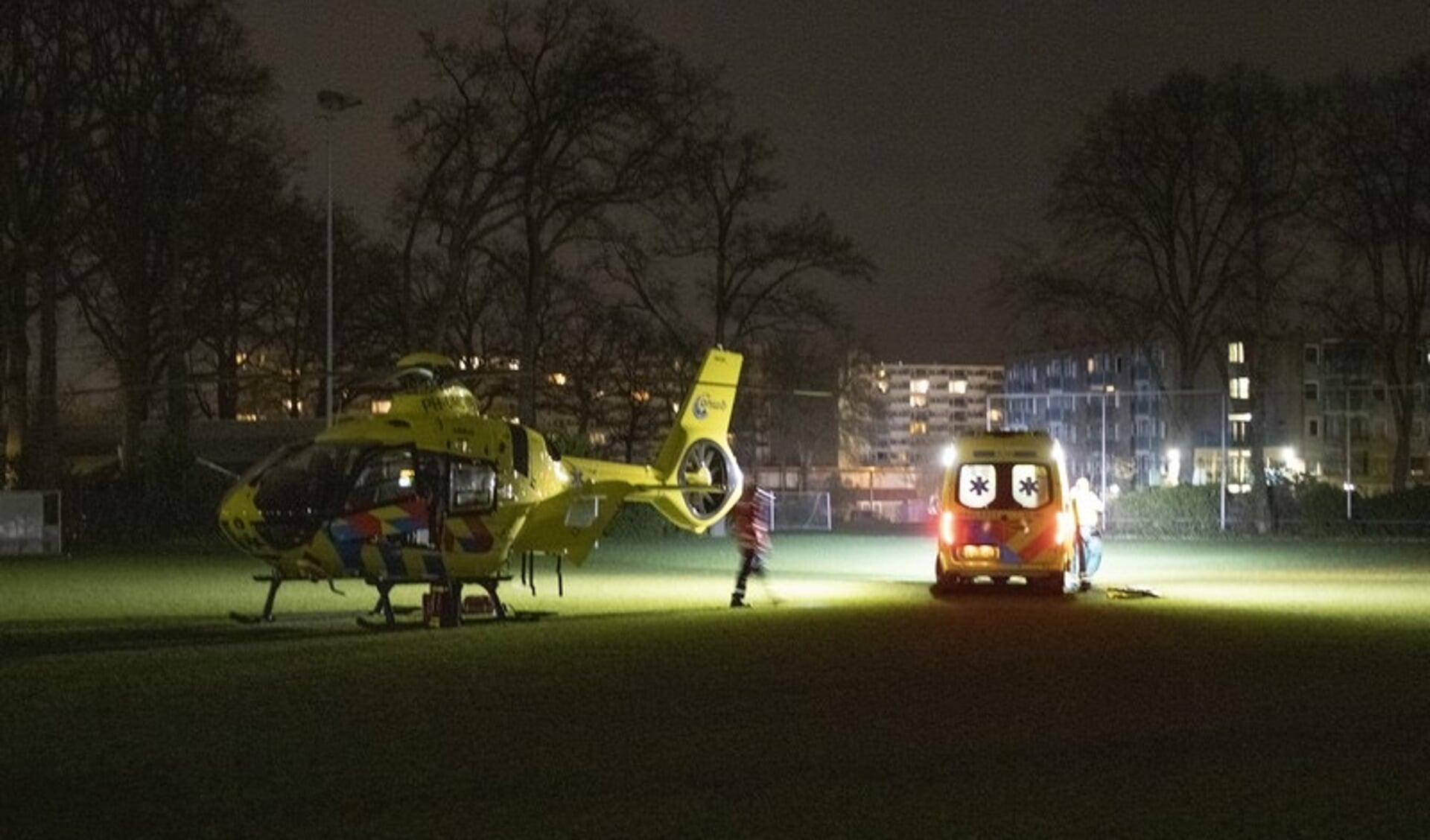 Slachtoffer Per Traumahelikopter Naar Het Ziekenhuis Na Val Van Trap In ...