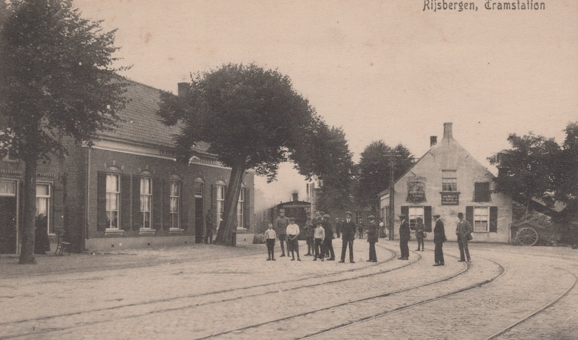 De spoorlijnen waren enkelzijdig. Dat wil zeggen dat in Rijsbergen (de Zwaan) en Zundert (het voormalige veilingterrein) wissels waren aangebracht om elkaar te passeren.