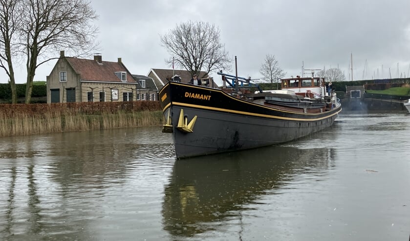 Vertrek binnenvaartschip 'Diamant'