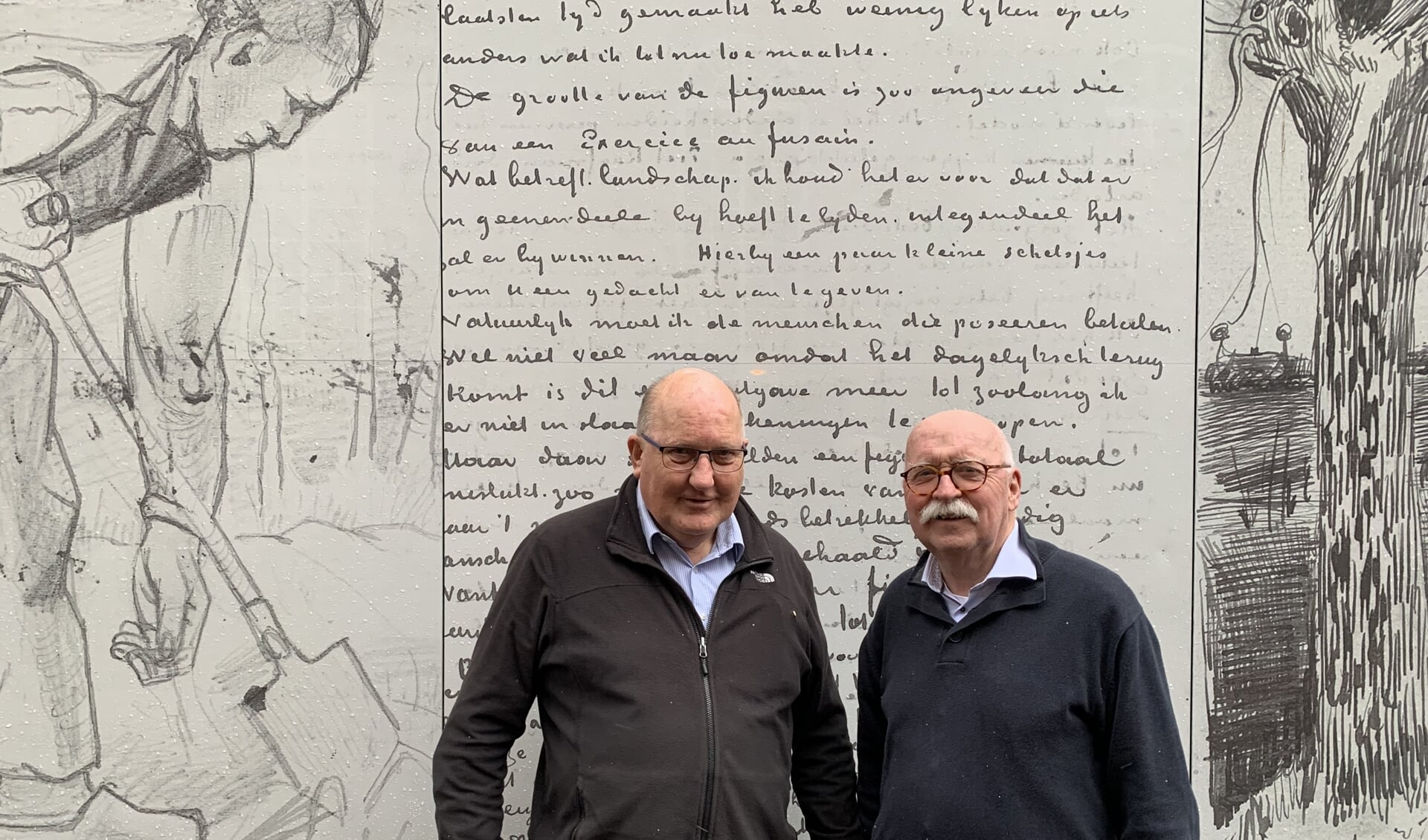Jac de Bruijn en Cor Kerstens voor de muur achter de Vincent van Goghkerk. 