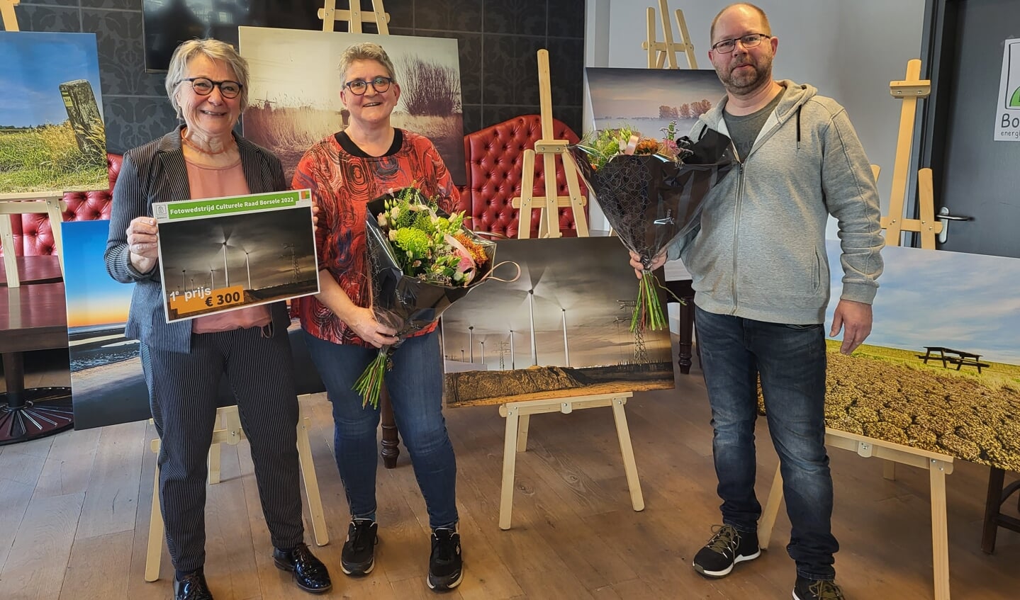 Wethouder Marga van de Plasse, winnares Franka van der Zande en winnaar van de derde prijs Quirien Marijs (vlnr).
