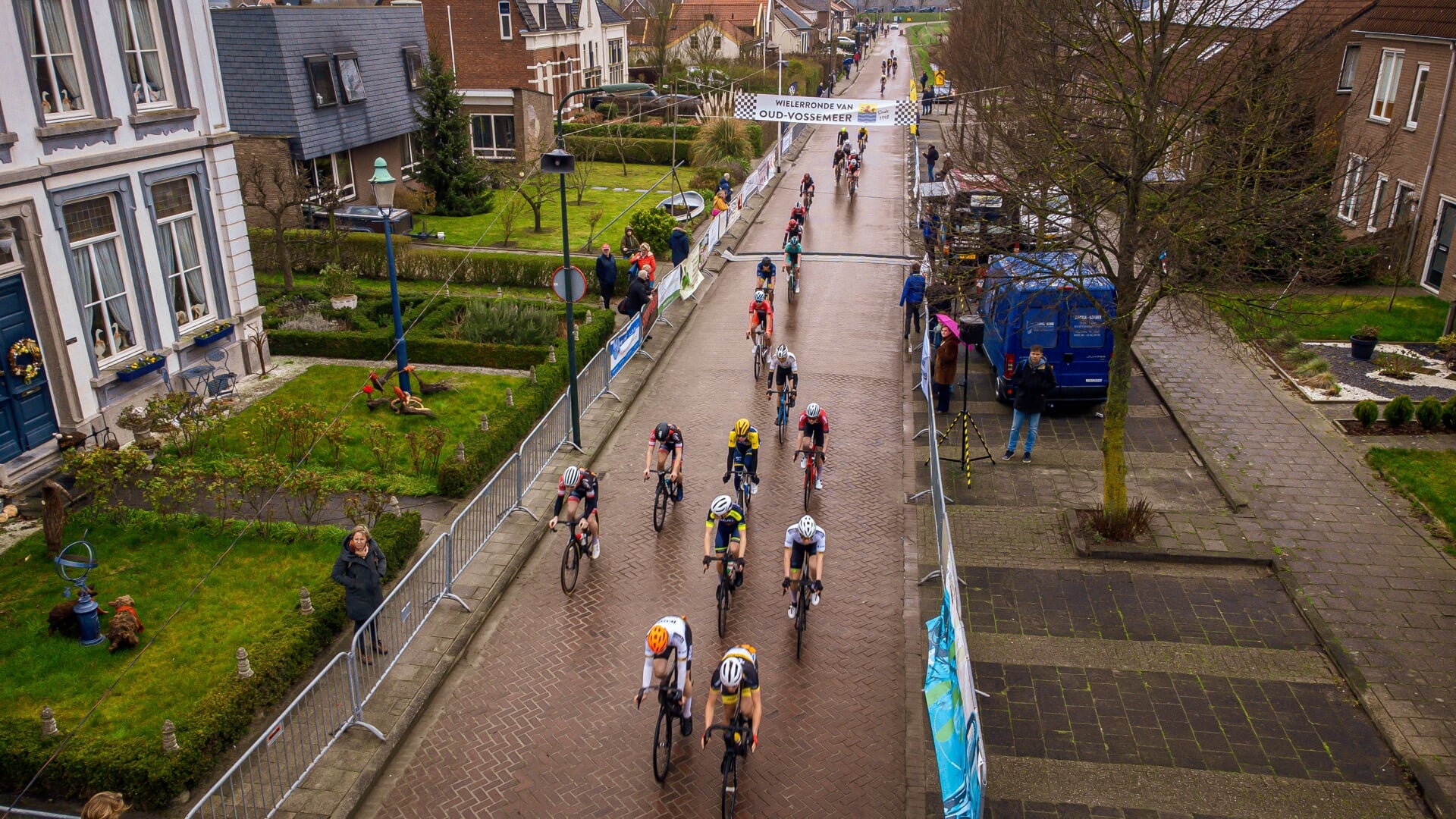 De start en finish van de 74e Ronde van Oud-Vossemeer lag toen ook op de Dorpsweg.