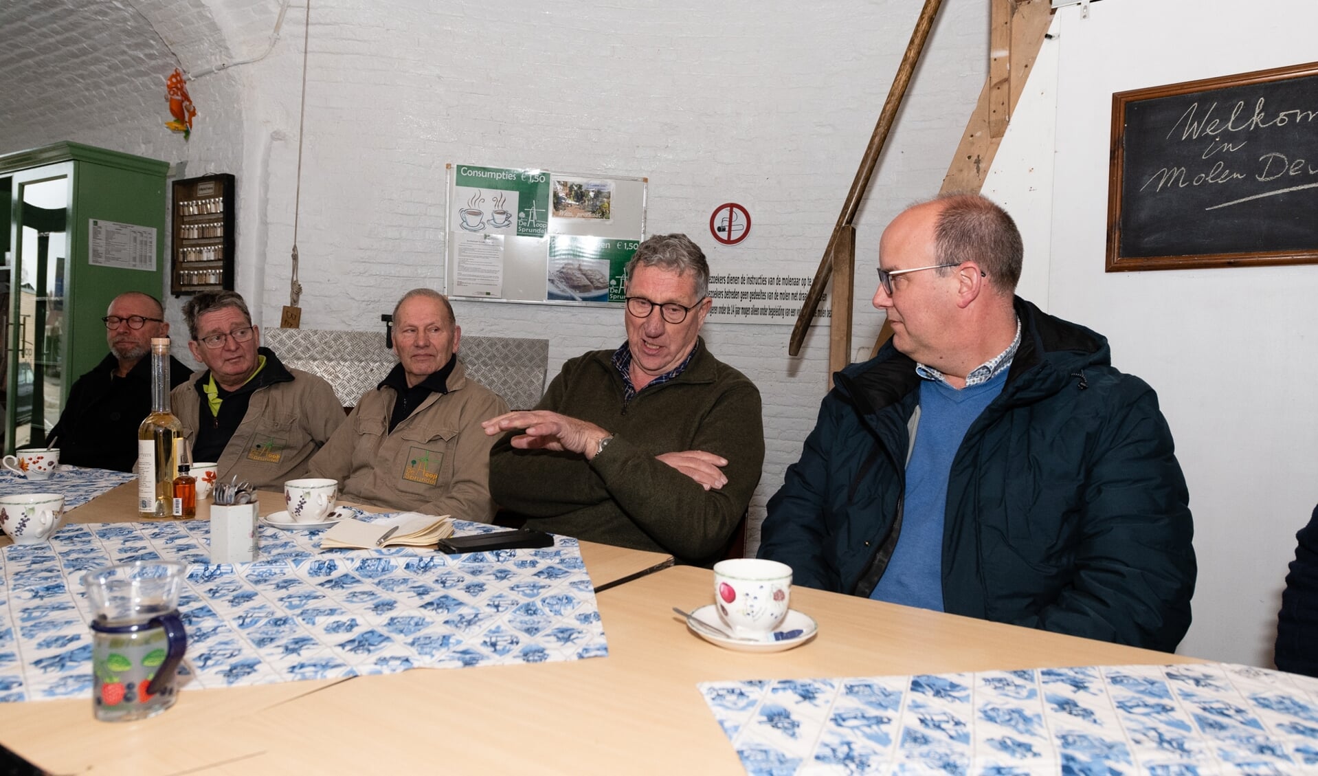 V.l.n.r. molenaars van molen De Hoop, Nico Papineau Salm (De Hollandsche Molen) en wethouder René Lazeroms. 