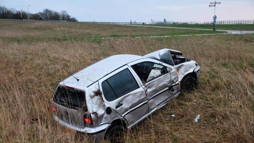 Vrouw Rijdt Met Auto Tegen Boom En Belandt In Greppel Kortgene - Al Het ...