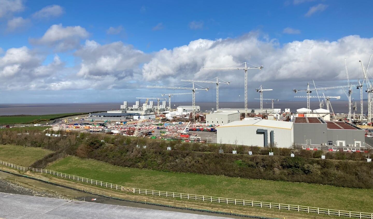 De bouw van deze kerncentrale in Engeland heeft de Borselse burgemeester bezocht.