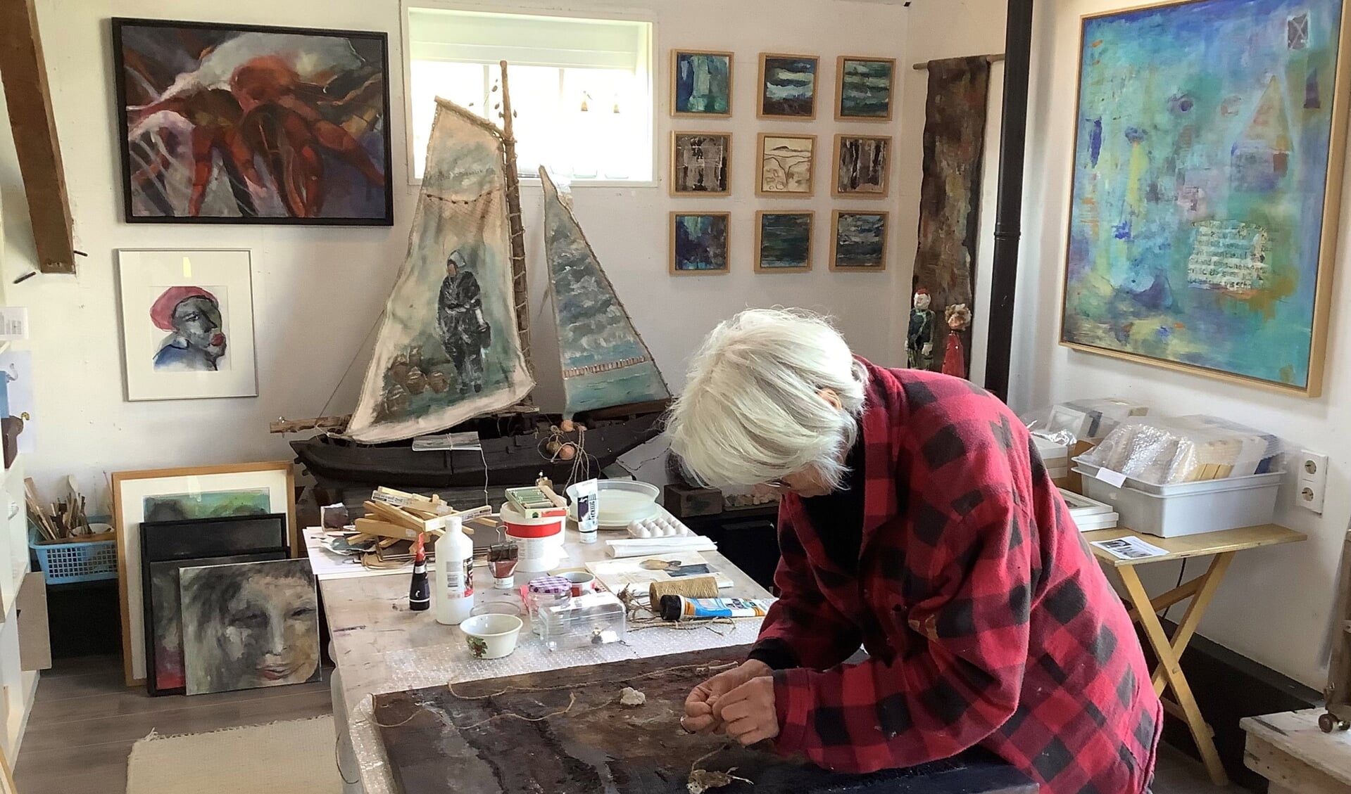 Riet van Schaik in haar atelier