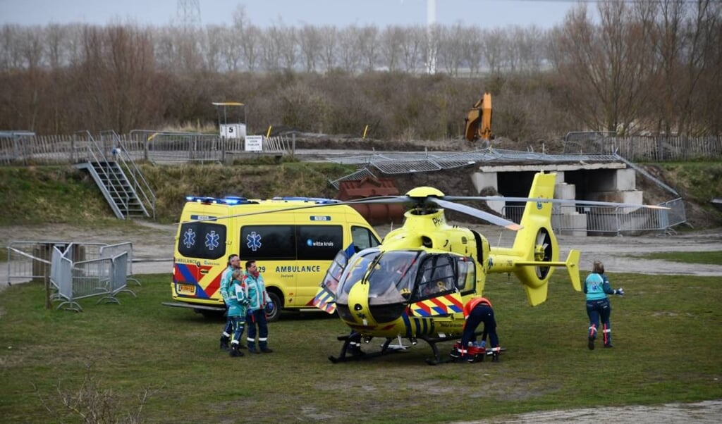 Traumahelikopter Ter Plaatse Na Incident Bij Het 4x4-terrein Aan De ...