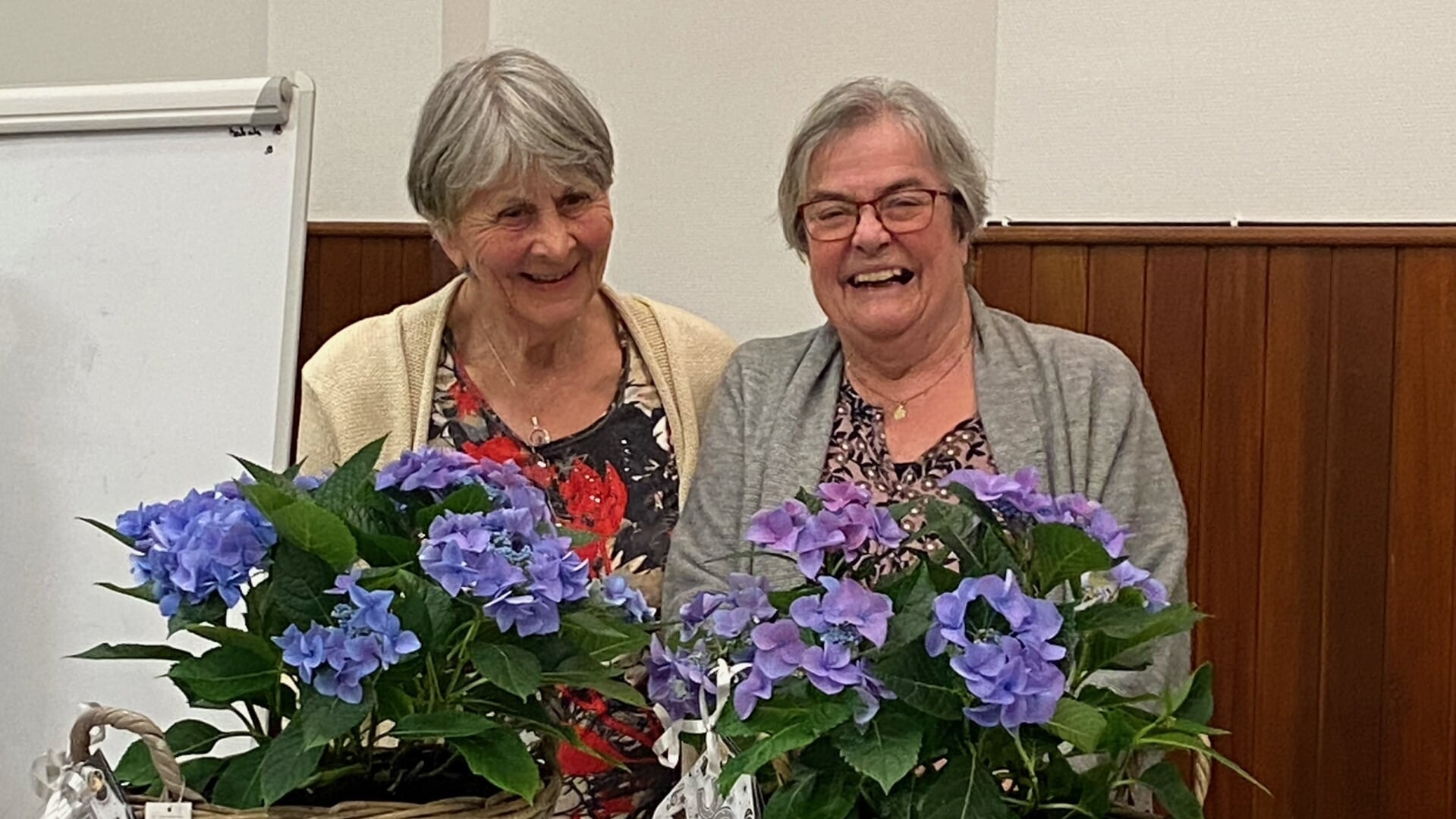Toos Schouten (rechts) en Ria Bijen zijn vijftig jaar lid van gemengd koor De Cantorije.