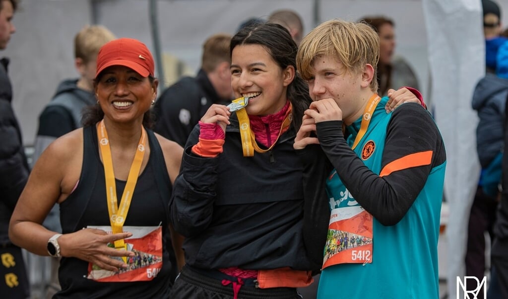 Succesvolle Editie Van De Vestingloop Met Inclusiviteit En Zonnig Weer ...