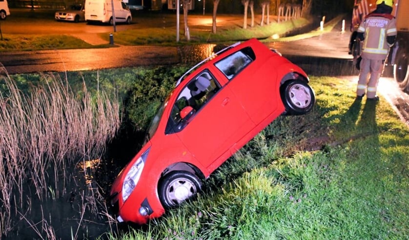 Auto belandt in de sloot langs de Mariapolderseweg in Kamperland