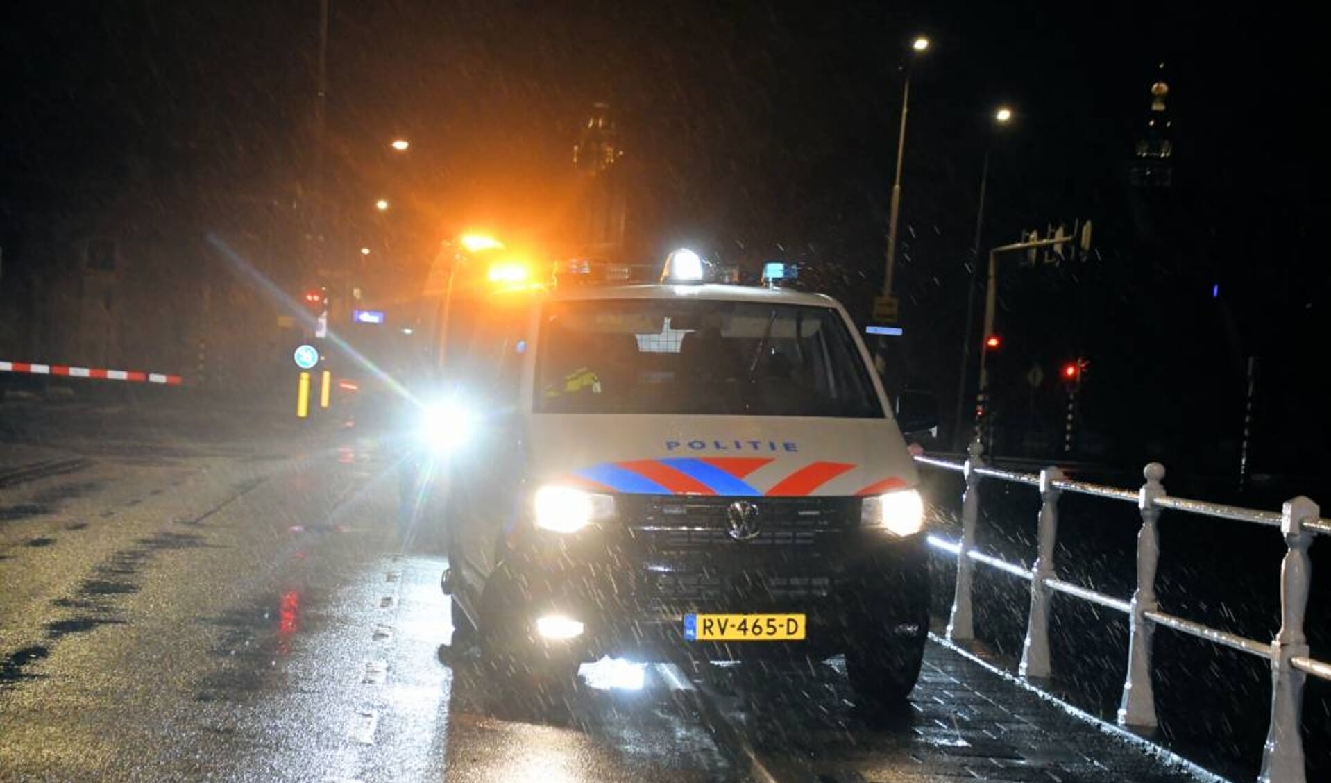 Politie ter plaatse op de Langevielebuitenbrug in Middelburg