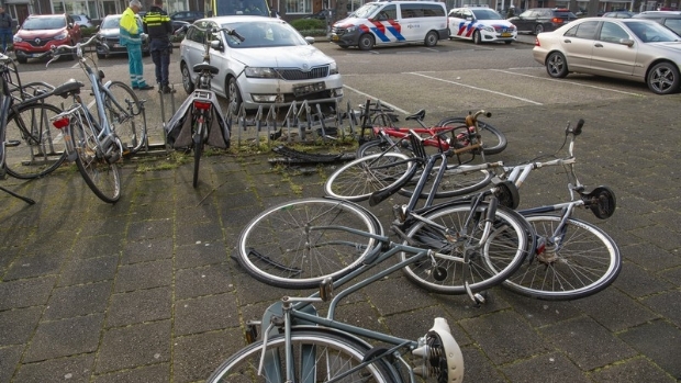 Automobilist Weigert Blaastest Na Ongeluk En Verzet Zich Bij Zijn ...