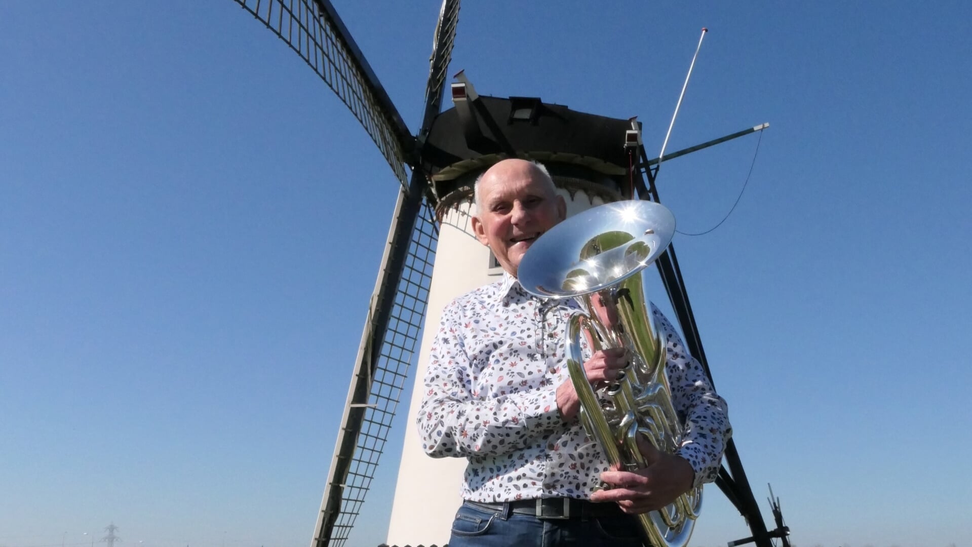 Piet Reijnoudt bij de molen in Nieuw en Sint Joosland