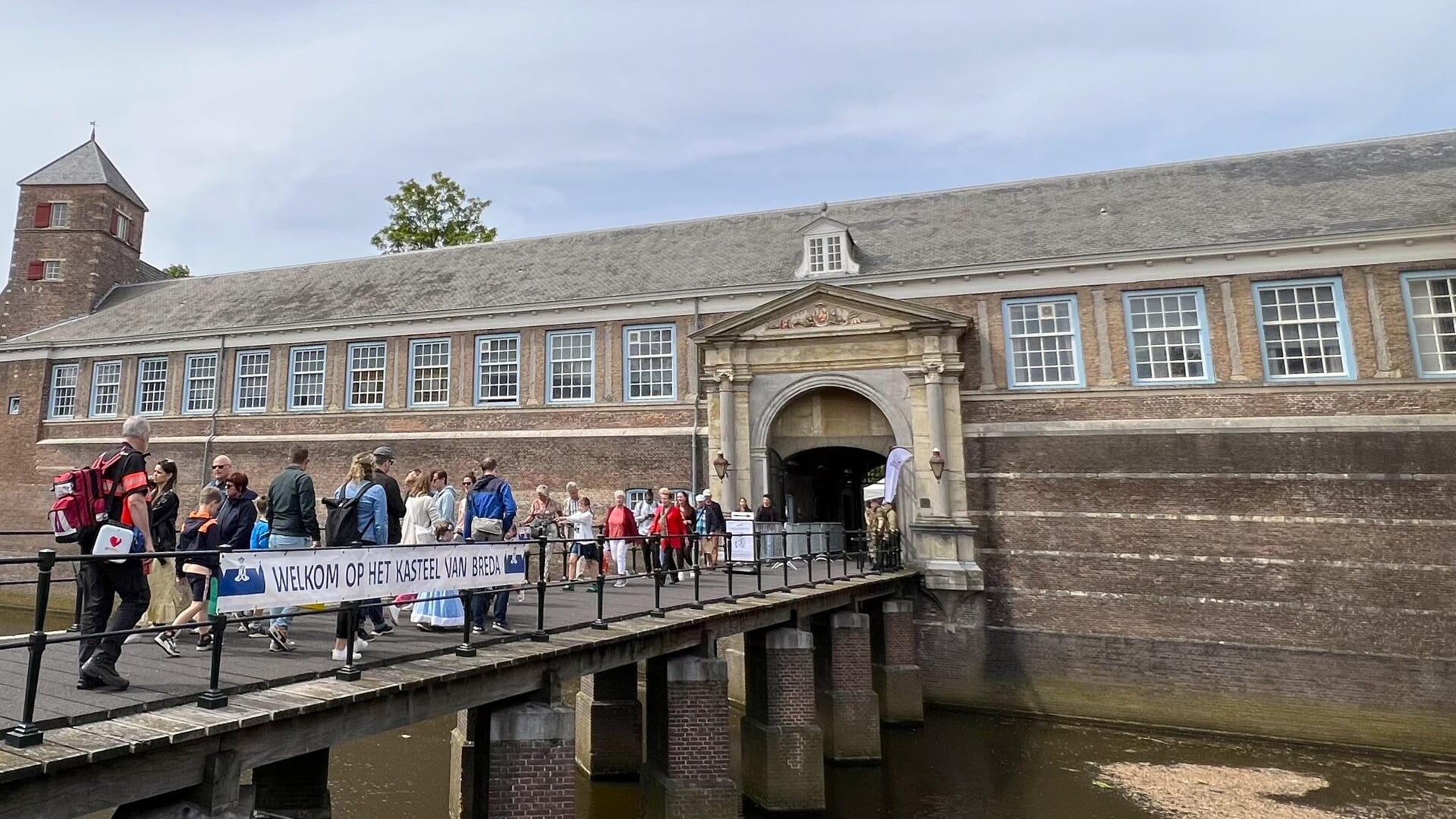 Bezoekers van het Kasteel van Breda tijdens de Nassaudag