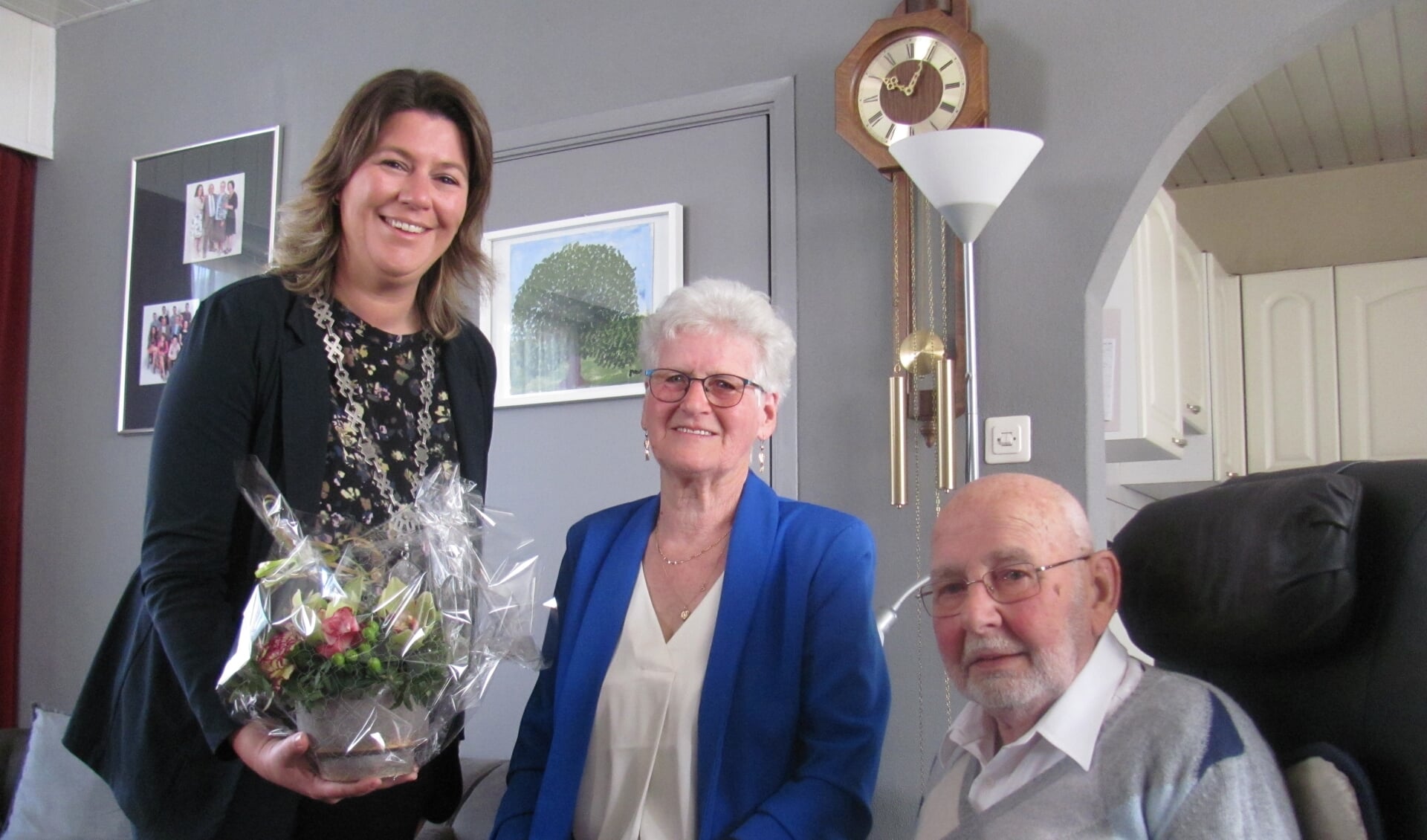 Burgemeester Joyce Vermue op bezoek bij het echtpaar Wagemakers-Kustermans.