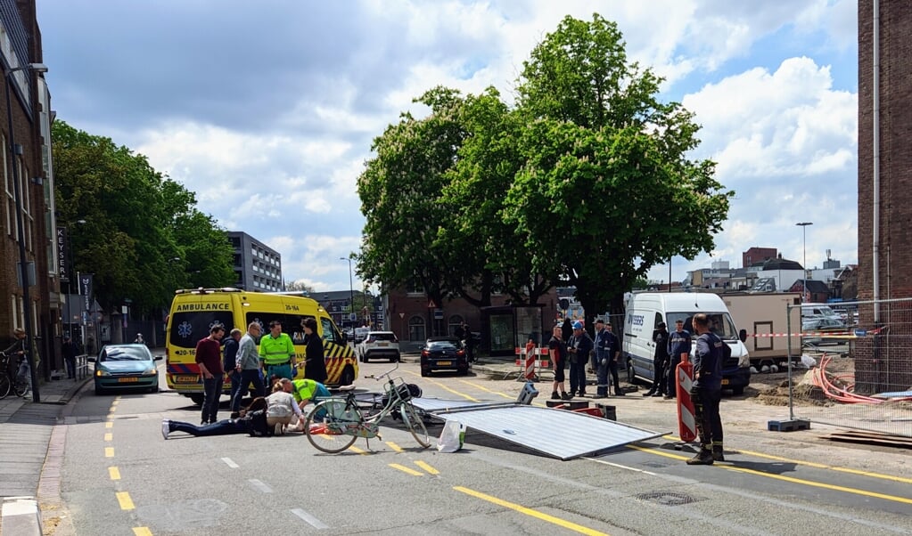 Bouwhek Aan Keizerstraat Waait Om: Passerende Fietsster Loopt Hoofdwond ...