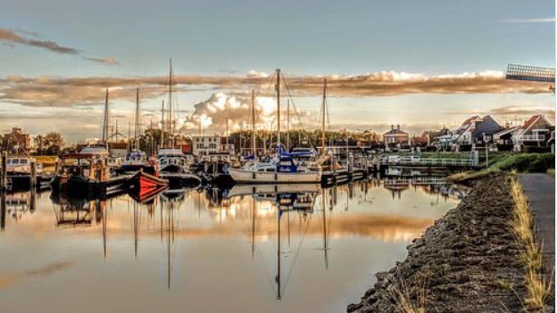 De winnende foto van vorig jaar met de haven van Stavenisse in schemerlicht.