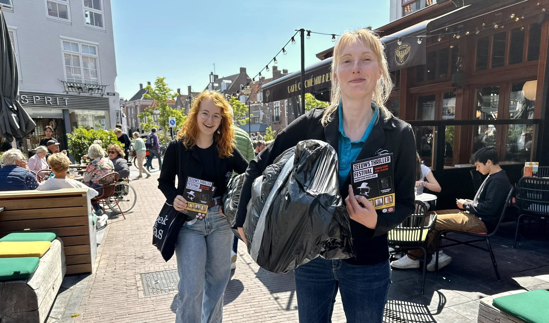 Medewerkers van ZB Bibliotheek van Zeeland promoten het Zeeuws Thrillerfestival in Middelburg