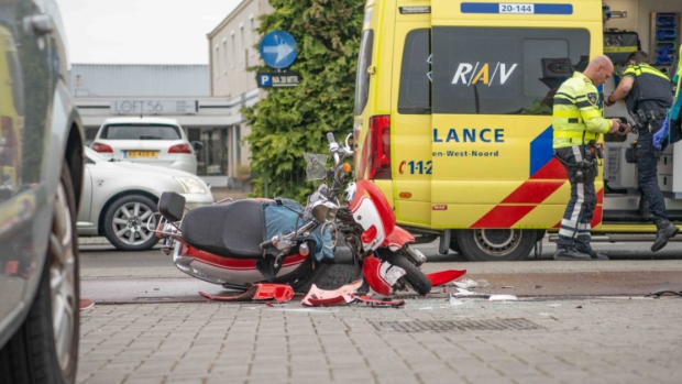 Flinke Schade Na Botsing Tussen Automobiliste En Scooterrijder Op De ...