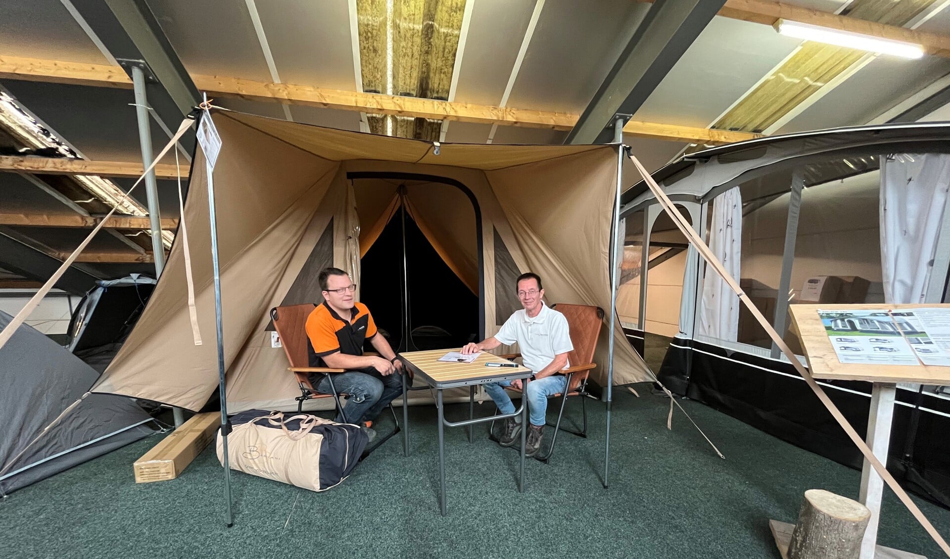 Bas Mechielsen (links) en Hans Wildenbos op de tentenafdeling bij Kampeercentrum Mechielsen.
