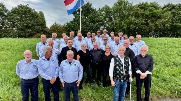 Westhoeks Mannenkoor viert zilveren jubileum: Van zeemansliederen tot country en Rock&Roll