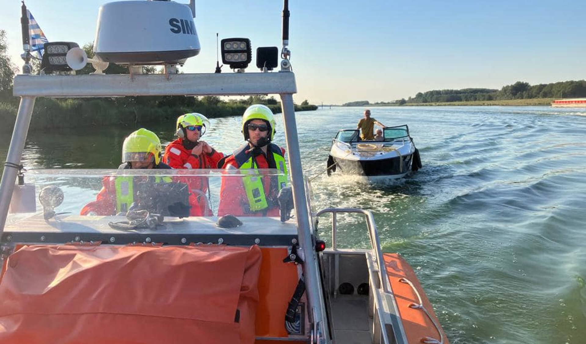 Reddingsboot Eendracht helpt de speedboot bij Nieuw-Vossemeer