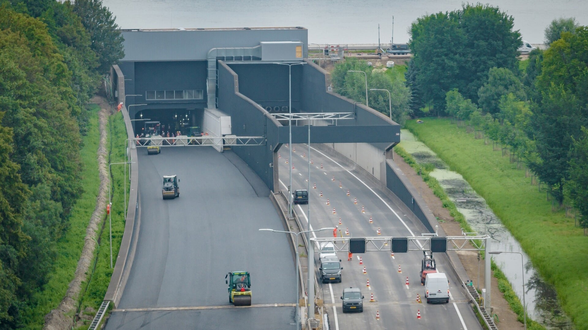 De Heinenoordtunnel in de A29 is dit weekend afgesloten in beide richtingen.