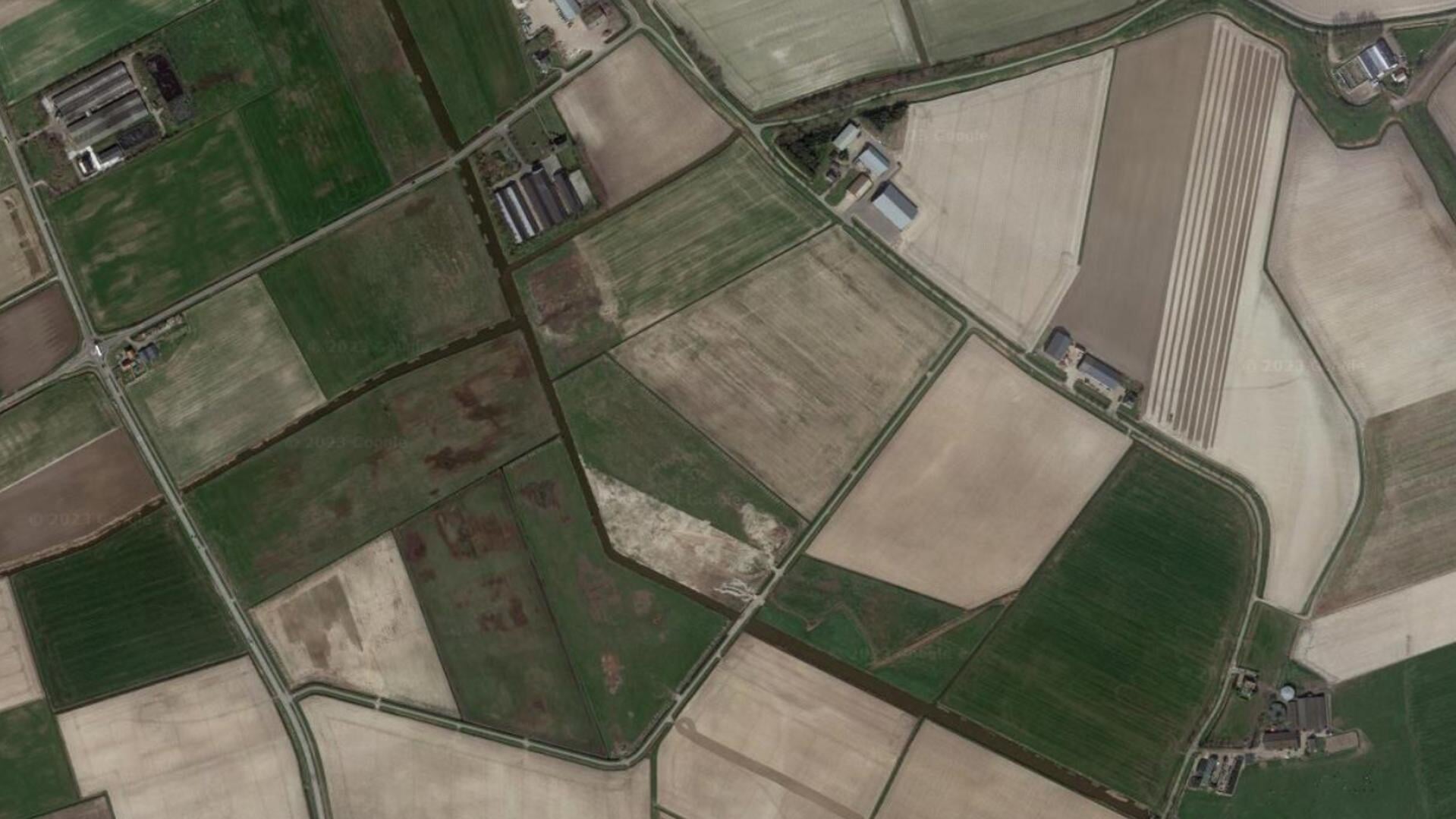 Een luchtfoto van de Weihoek in Poortvliet waar het zonnepark moet komen.