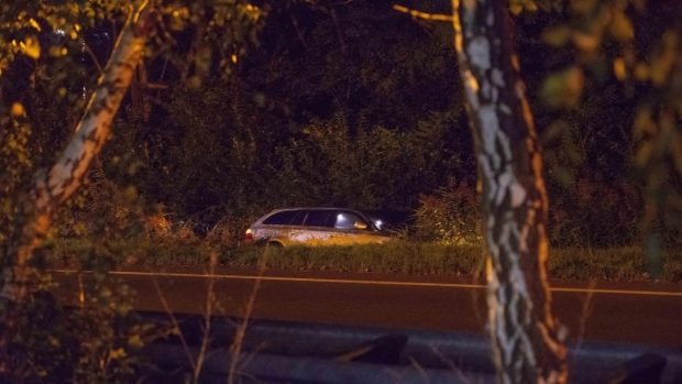 Auto Belandt In Sloot Na Eenzijdig Ongeval Op De Afrit A4 Bij Bergen Op ...