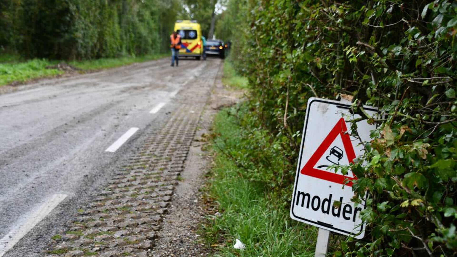 Een waarschuwingsbord voor modder op de weg.
