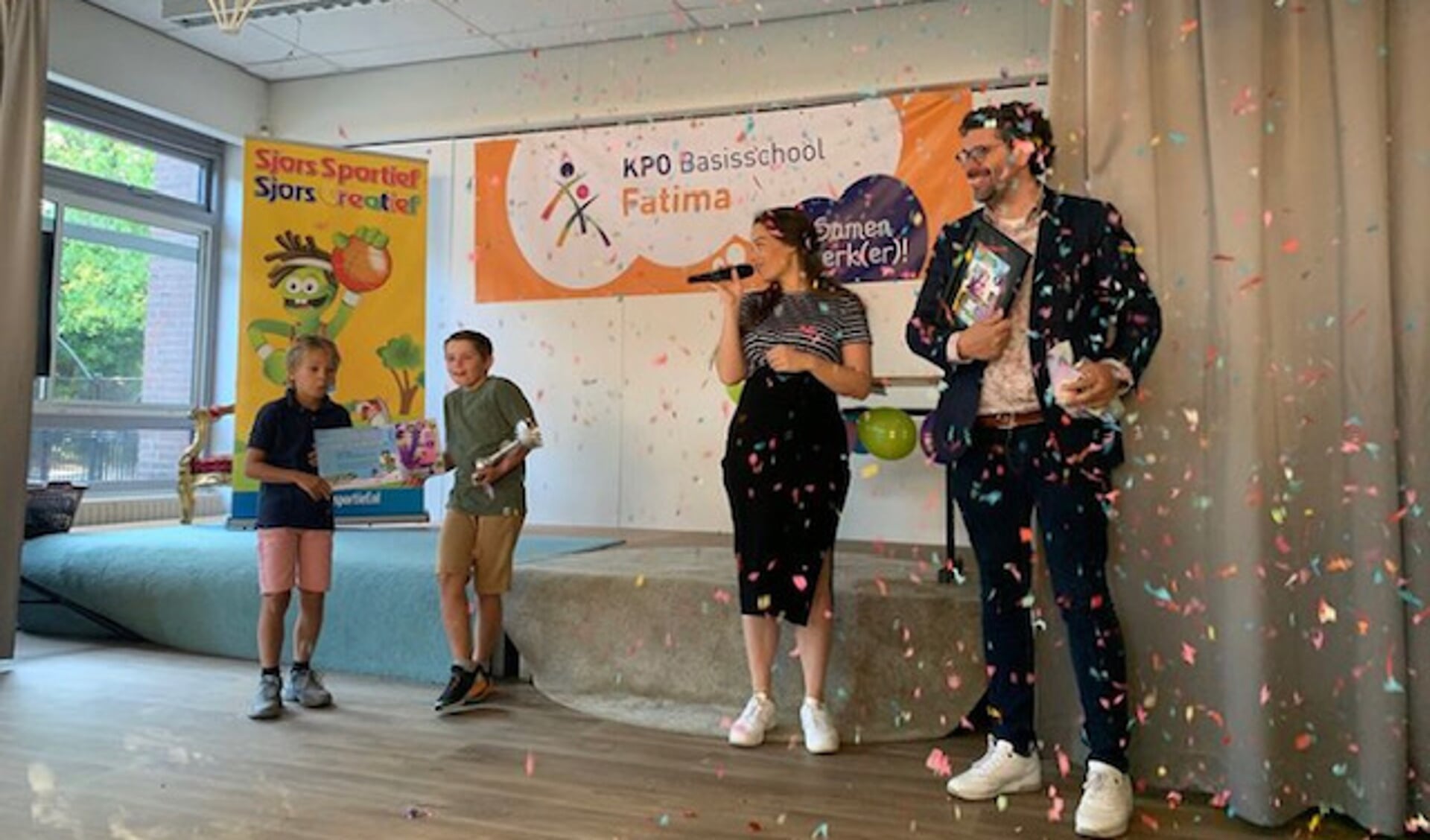 Wethouder van Gestel krijgt het eerste boekje Sjors Sportief en Creatief uitgereikt.