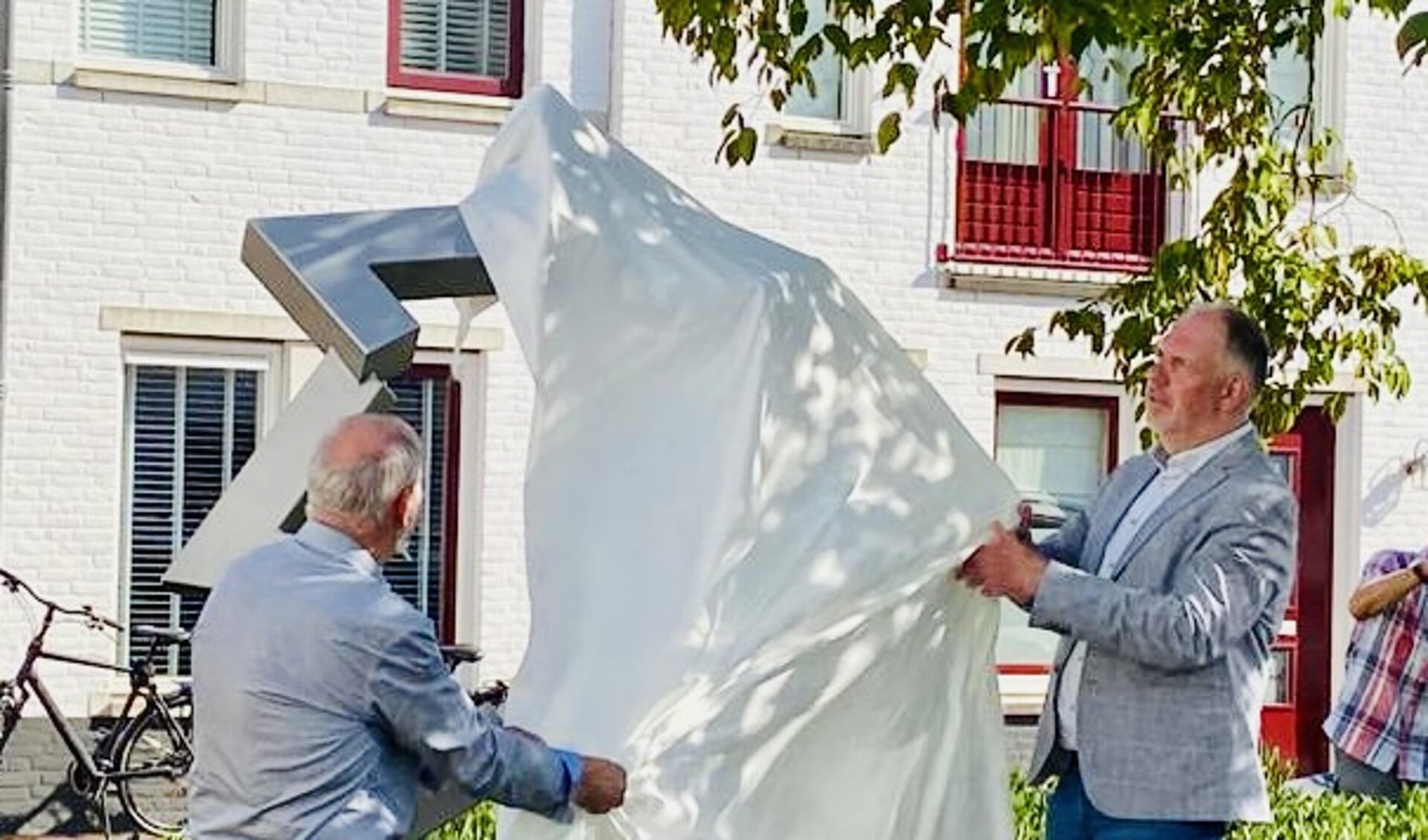 Karel Schrooyen en Eric de Regt onthullen het nieuwe kunstwerk in Wouw