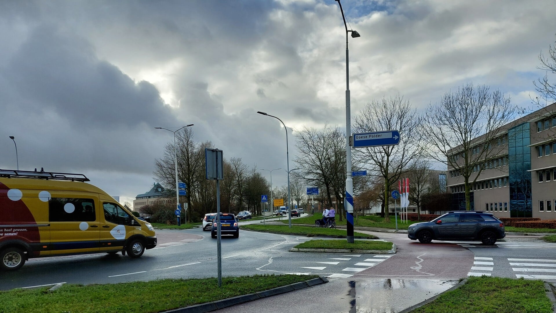 Het fietspad langs de Ringbaan-West, voorlangs het ZLM-gebouw, moet de verkeersdoorstroming verbeteren.