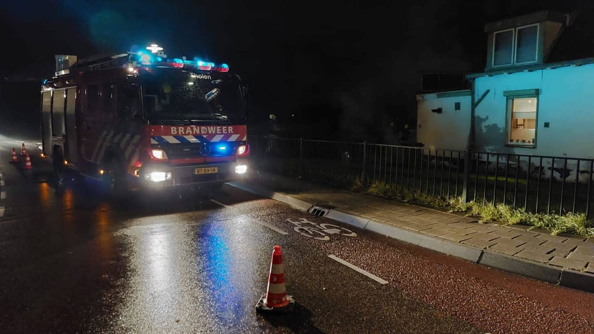 De brandweer moest een uur na de jaarwisseling uitrukken naar Oud-Vossemeer voor een brand.