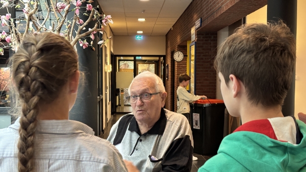 Leerlingen onderzoeken gastvrijheid in het Fendertshof: 'Speelt u liever digitale spelletjes of bord