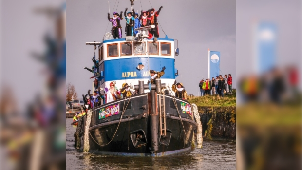 Sinterklaas en zijn Pieten meren zaterdag aan in de haven van Willemstad
