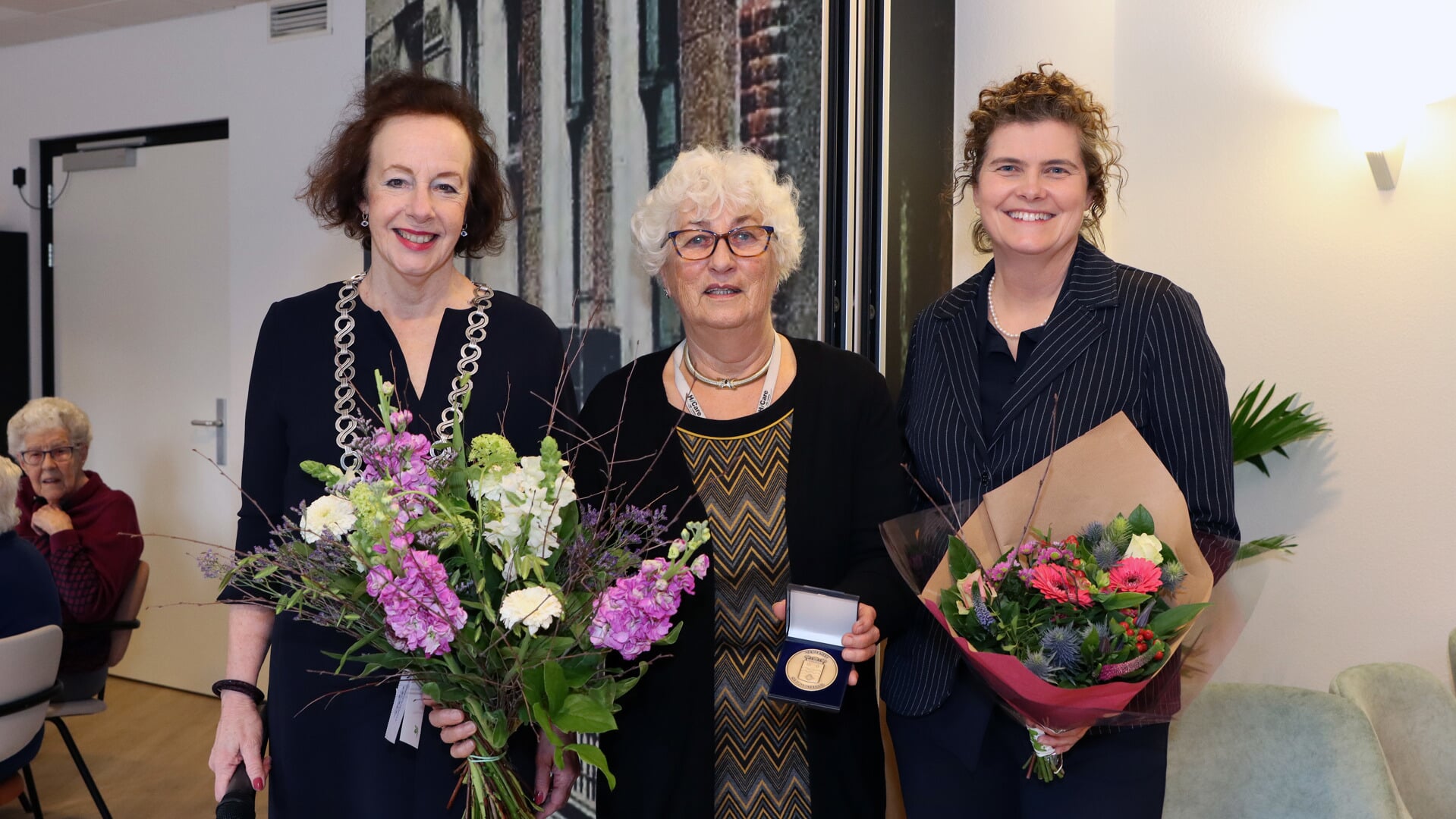 Tannie Siereveld-Coppoolse (m) met burgemeester Loes Meeuwisse (l) en Jolanda Meijer van zorgcentrum Cleijenborch.