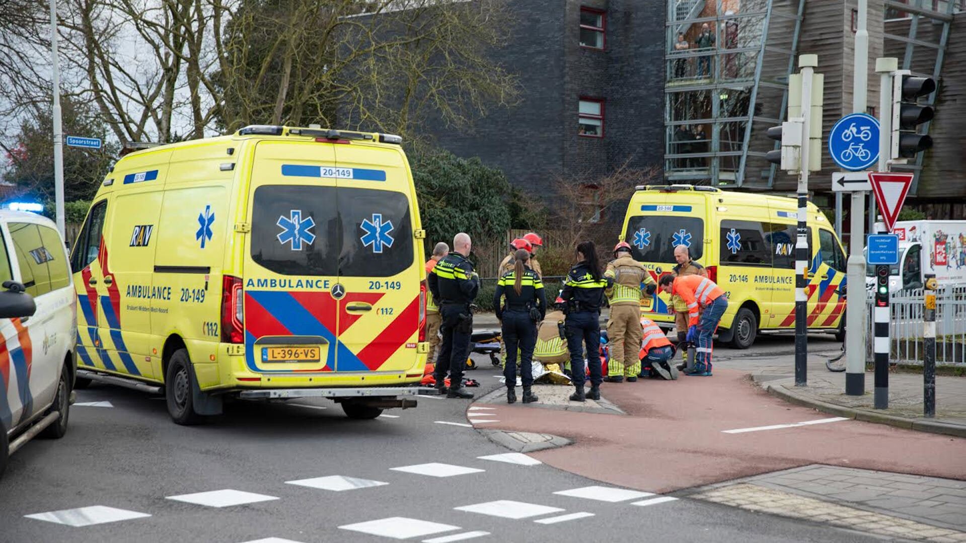 Fietser zwaargewond na botsing met bedrijfswagen op kruising ...