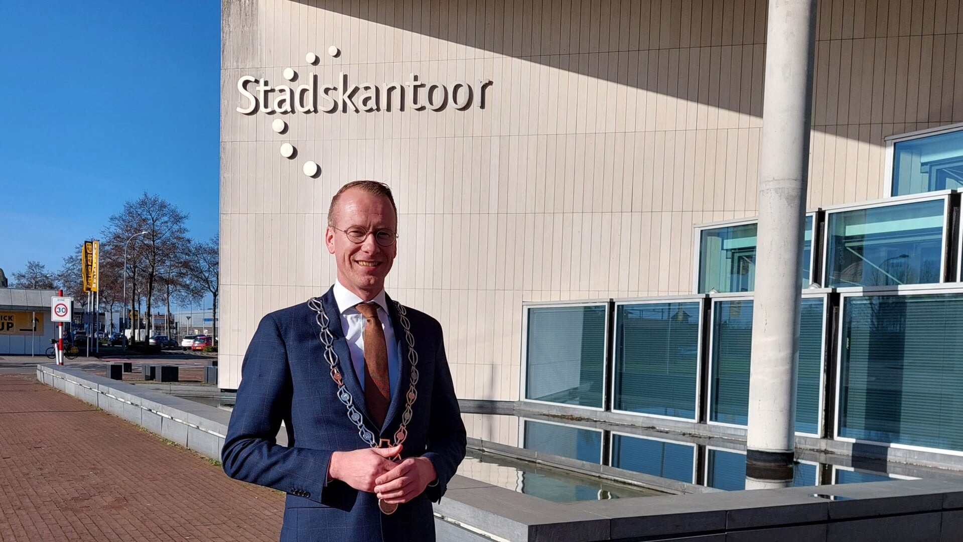 Cees van den Bos bij zijn nieuwe werkplek, het stadskantoor in Goes.